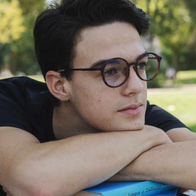 Olivio & Co screen glasses lifestyle