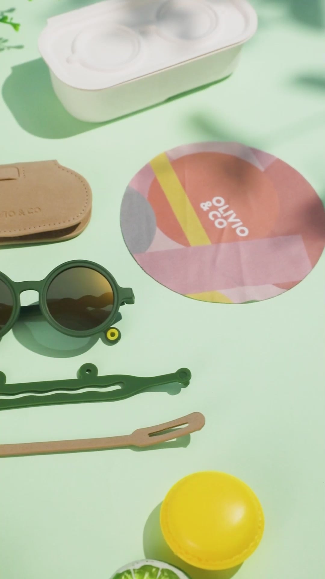 Lunettes de soleil enfant Olivio&Co flexibles et incassables, demonstration de la flexibilite a la main