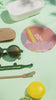 Lunettes de soleil enfant Olivio&Co flexibles et incassables, demonstration de la flexibilite a la main